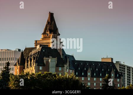 Costruito nel 1935, il Delta Bessborough Hotel è uno degli hotel ferroviari più iconici del Canada e un simbolo di Saskatoon. Foto Stock