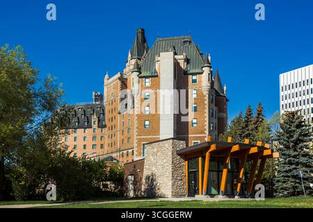 Costruito nel 1935, il Delta Bessborough Hotel è uno degli hotel ferroviari più iconici del Canada e un simbolo di Saskatoon. Foto Stock