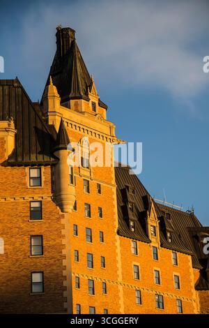 Costruito nel 1935, il Delta Bessborough Hotel è uno degli hotel ferroviari più iconici del Canada e un simbolo di Saskatoon. Foto Stock