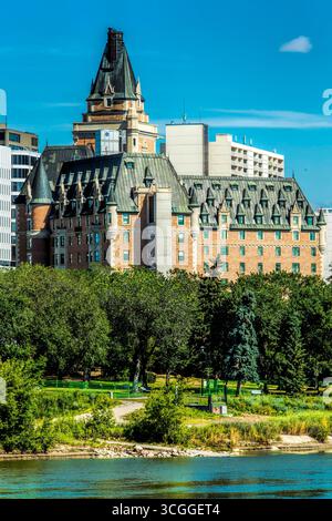 Costruito nel 1935, il Delta Bessborough Hotel è uno degli hotel ferroviari più iconici del Canada e un simbolo di Saskatoon. Foto Stock