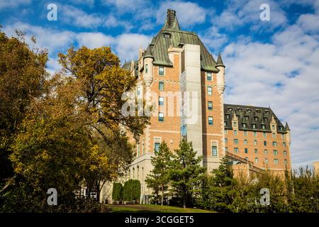 Costruito nel 1935, il Delta Bessborough Hotel è uno degli hotel ferroviari più iconici del Canada e un simbolo di Saskatoon. Foto Stock