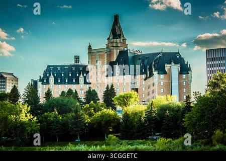 Costruito nel 1935, il Delta Bessborough Hotel è uno degli hotel ferroviari più iconici del Canada e un simbolo di Saskatoon. Foto Stock