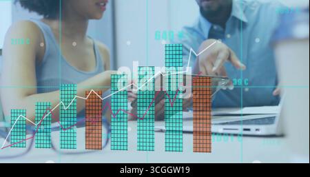 Due professionisti che analizzano i dati dei tablet nella sala riunioni dell'ufficio, con laptop e grafici mobili Foto Stock