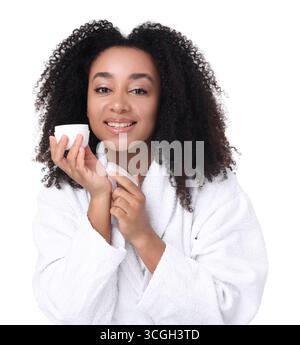 Bella donna brasiliana con barattolo di crema al collagene su sfondo bianco Foto Stock