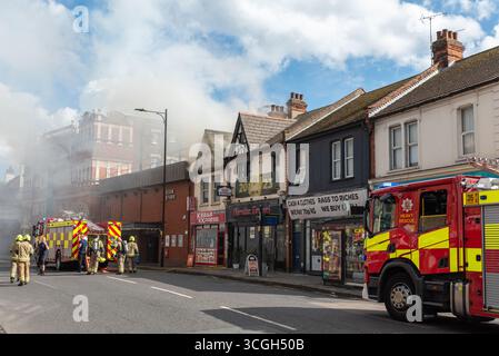 Essex County Fire and Rescue Service sulla scena di un incendio a Westcliff on Sea, Southend on Sea, Essex, vicino al Palace Theatre, London Road Foto Stock