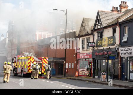Essex County Fire and Rescue Service sulla scena di un incendio a Westcliff on Sea, Southend on Sea, Essex, vicino al Palace Theatre, London Road Foto Stock