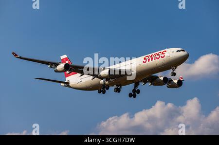 Zurigo, Svizzera, 4 luglio 2025: Un Airbus A340-313X di Swiss International Airlines è in avvicinamento finale alla pista dell'aeroporto. Registrazione HB-JM Foto Stock