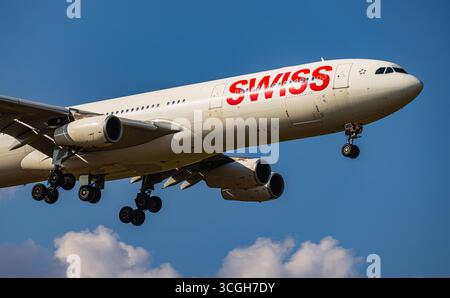 Zurigo, Svizzera, 4 luglio 2025: Un Airbus A340-313X di Swiss International Airlines è in avvicinamento finale alla pista dell'aeroporto. Registrazione HB-JM Foto Stock