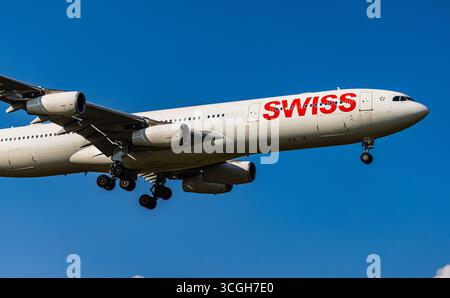 Zurigo, Svizzera, 4 luglio 2025: Un Airbus A340-313X di Swiss International Airlines è in avvicinamento finale alla pista dell'aeroporto. Registrazione HB-JM Foto Stock