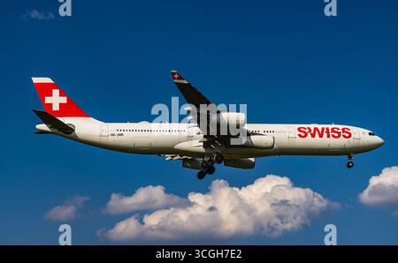 Zurigo, Svizzera, 4 luglio 2025: Un Airbus A340-313X di Swiss International Airlines è in avvicinamento finale alla pista dell'aeroporto. Registrazione HB-JM Foto Stock