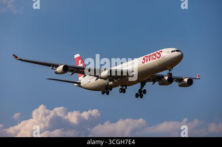 Zurigo, Svizzera, 4 luglio 2025: Un Airbus A340-313X di Swiss International Airlines è in avvicinamento finale alla pista dell'aeroporto. Registrazione HB-JM Foto Stock