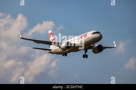 Zurigo, Svizzera, 4 luglio 2025: Un Airbus A320-271N (Airbus A320neo) di Swiss International Airlines è in fase di avvicinamento finale alla pista dell'aeroporto. R Foto Stock
