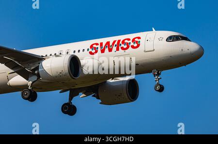 Zurigo, Svizzera, 4 luglio 2025: Un Airbus A320-271N (Airbus A320neo) di Swiss International Airlines è in fase di avvicinamento finale alla pista dell'aeroporto. R Foto Stock