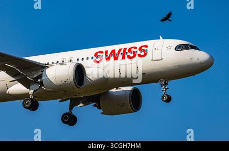 Zurigo, Svizzera, 4 luglio 2025: Un Airbus A320-271N (Airbus A320neo) di Swiss International Airlines è in fase di avvicinamento finale alla pista dell'aeroporto. R Foto Stock