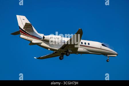 Zurigo, Svizzera, 4 luglio 2025: Una Cessna 680A Citation Latitude gestita da NETJETS Europe è in fase di avvicinamento finale alla pista aeroportuale. Registrazione Foto Stock
