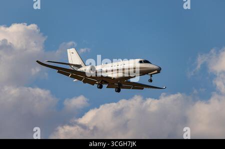 Zurigo, Svizzera, 4 luglio 2025: Una Cessna 680A Citation Latitude gestita da NETJETS Europe è in fase di avvicinamento finale alla pista aeroportuale. Registrazione Foto Stock