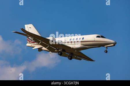Zurigo, Svizzera, 4 luglio 2025: Una Cessna 680A Citation Latitude gestita da NETJETS Europe è in fase di avvicinamento finale alla pista aeroportuale. Registrazione Foto Stock