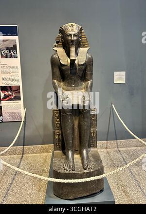 Luxor, Egitto - 9 febbraio 2025: Antica statua seduto del faraone Thutmose III dall'Egitto, esposta nel Museo di Luxor come parte del suo coll archeologico Foto Stock