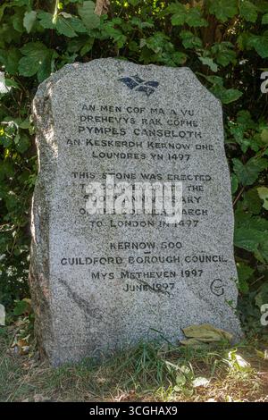 Memorial Stone eretta per commemorare il 500° anniversario della marcia cornica verso Londra nel 1497, sul Monte, Guildford, Surrey, Inghilterra, REGNO UNITO Foto Stock