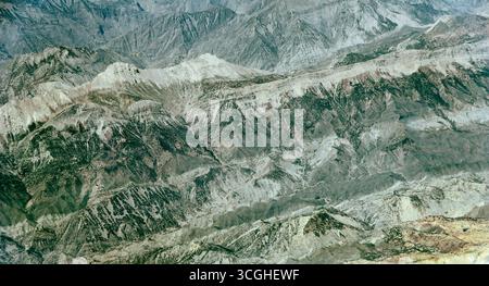 Vista aerea di alte montagne e deserti sull'Iran. Foto Stock