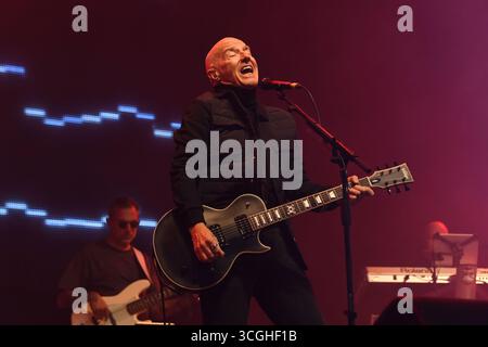 HENLEY-ON-THAMES, ENGLAND - AUGUST 17: Midge Ure performing at Rewind South, Temple Island Meadows, Henley-on-Thames on August 17, 2025 in England.CAP Foto Stock