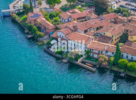 Sulzano paese di Monte Isola, Lago d'Iseo o Lago d'Iseo. Bellissima isola in Lombardia, Italia. Vista aerea con drone Foto Stock