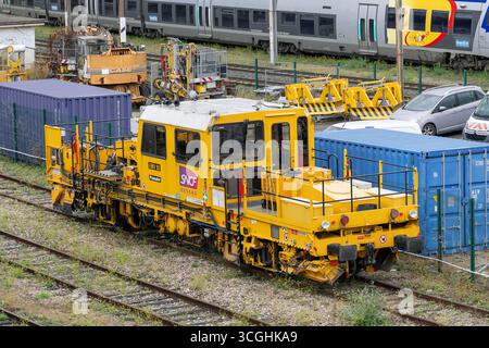 Nancy, Francia - Vista su una compattatrice gialla Framafer EMV 93 parcheggiata nel deposito ferroviario della stazione di Nancy. Foto Stock