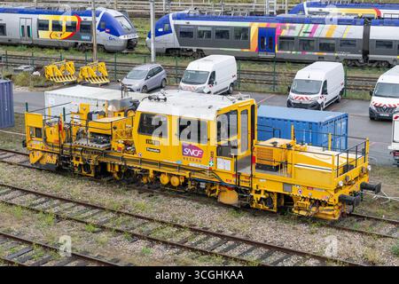 Nancy, Francia - Vista su una compattatrice gialla Framafer EMV 93 parcheggiata nel deposito ferroviario della stazione di Nancy. Foto Stock