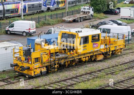 Nancy, Francia - Vista su una compattatrice gialla Framafer EMV 93 parcheggiata nel deposito ferroviario della stazione di Nancy. Foto Stock