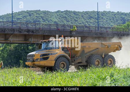 Herserange, Francia - Vista su un dumper articolato giallo e bianco Volvo A30G per lavori in terra in cantiere. Foto Stock