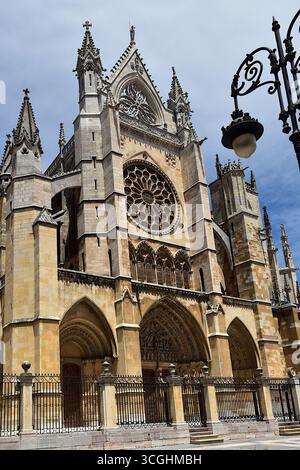 La facciata della porta Sarmentale della Cattedrale di Santa Maria di León Foto Stock