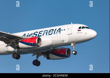 Larnaca, Cipro - 29 giugno 2024: Air Serbia Airbus A319 Miki Manojlovic atterra all'aeroporto internazionale di Larnaca, Cipro, con carrello di atterraggio esteso Foto Stock