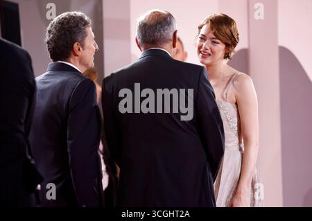 Pietrangelo Buttafuoco, Alberto Barbera ed Emma Stone bei der Premiere des Kinofilms 'Bugonia' auf der Biennale di Venezia 2025 / 82. Internationale Filmfestspiele von Venedig in Palazzo del Cinema. Venedig, 28.08.2025 Foto Stock