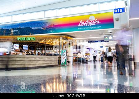 LAX Terminal 1, Aeroporto Internazionale di Los Angeles con passeggeri delle compagnie aeree che si precipitano al volo, movimento sfocato, angolazione ridotta, concetto di viaggio frenetico Foto Stock