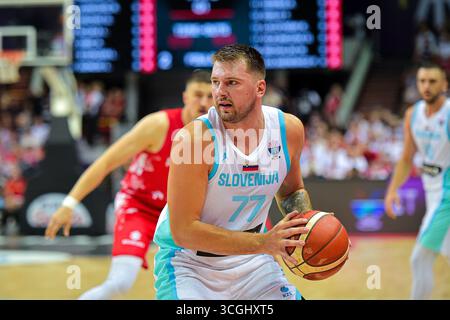 Katowice, Polonia. 28 agosto 2025. Luka DONCIC della Slovenia (77, maglia bianca) visto in azione durante la partita FIBA EuroBasket 2025 gruppo D tra Slovenia e Polonia (punteggio finale - 95:105) allo stadio Spodek Arena Katowice, Polonia. Crediti: Robert Skalski/Alamy Live News Foto Stock