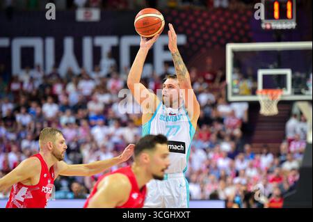 Katowice, Polonia. 28 agosto 2025. Luka DONCIC della Slovenia (77, maglia bianca) visto in azione durante la partita FIBA EuroBasket 2025 gruppo D tra Slovenia e Polonia (punteggio finale - 95:105) allo stadio Spodek Arena Katowice, Polonia. Crediti: Robert Skalski/Alamy Live News Foto Stock