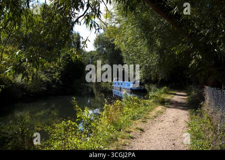 Barca stretta ormeggiata Sheering Mill Lock River Stort Essex Foto Stock