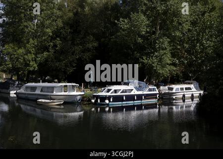 Barche strette e cabine Cruisers Sheering Mill Lock River Stort Essex Foto Stock