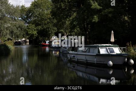 Barche strette e cabine Cruisers Sheering Mill Lock River Stort Essex Foto Stock