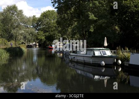 Barche strette e cabine Cruisers Sheering Mill Lock River Stort Essex Foto Stock