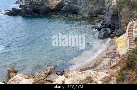 Piccola insenatura circondata da rocce con acque trasparenti nel Mar Mediterraneo Foto Stock