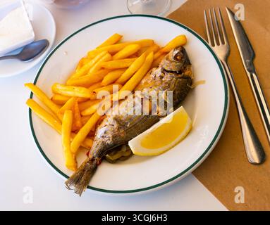 Pesce mediterraneo fritto Sarpa Foto Stock