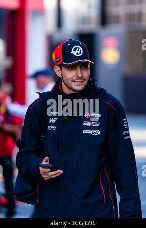 Zandvoort, Paesi Bassi. 28 agosto 2025. Il pilota francese del MoneyGram Haas F1 Team Esteban Ocon nel paddock del Gran Premio d'Olanda di Formula 1 2025. Credito: SOPA Images Limited/Alamy Live News Foto Stock