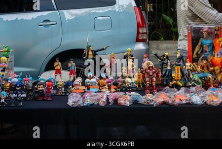 Ipoh, Malesia - 17 agosto 2025: Una collezione di varie action figure e giocattoli per personaggi, tra cui popolari personaggi di anime e cartoni animati, in mostra Foto Stock