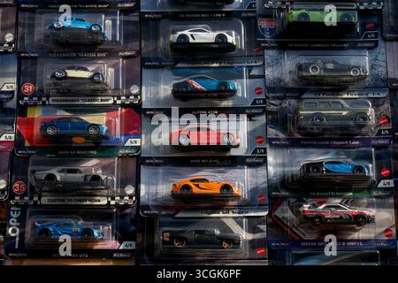 Ipoh, Malesia – 17 agosto 2025: Macchine da collezione pressofuse assortite, tra cui i modelli Porsche, Nissan, Mazda e Toyota, visualizzato nel pacchetto originale Foto Stock