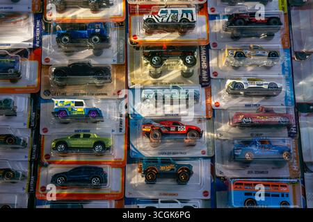 Ipoh, Malesia – 17 agosto 2025: Macchine da collezione pressofuse assortite, tra cui i modelli Porsche, Nissan, Mazda e Toyota, visualizzato nel pacchetto originale Foto Stock