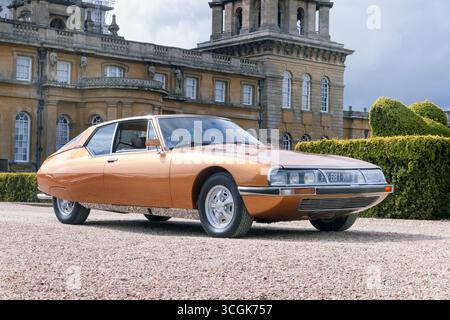 1973 Citroen SM al concorso di auto d'epoca Salon prive 2025 a Blenheim Palace Oxfordshire Regno Unito Foto Stock