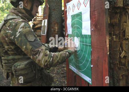 Un fanteria del battaglione operativo della 13a brigata operativa della Guardia nazionale Ucraina segna un bersaglio durante una sessione di addestramento al tiro, regione di Charkiv, Ucraina, 28 agosto 2025. (Foto di Viacheslav Madiievskyi/Ukrinform) Foto Stock