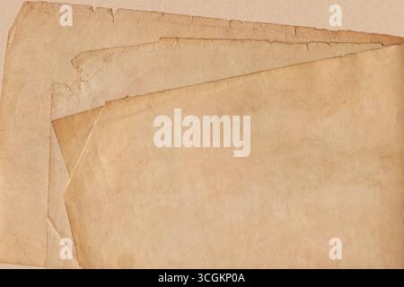 Pile di carte antiche. Quattro fogli colorati invecchiati, pagine piegate Vintage e texture retro, sfondo Vista superiore. Sfondo della carta vecchia Foto Stock