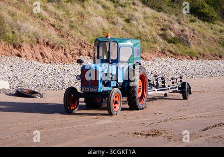 Fordson Major Diesel Tractor utilizzato per il lancio di barche da pesca sulla spiaggia di Filey Foto Stock